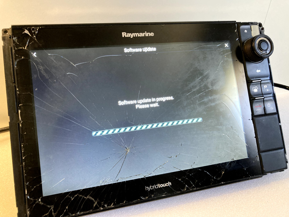 Raymarine eS127 MFD Chartplotter GPS Radar Display E70284 – Works CRACKED SCREEN