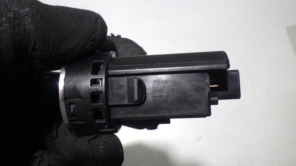 17 TOYOTA PRIUS Ignition W/Key