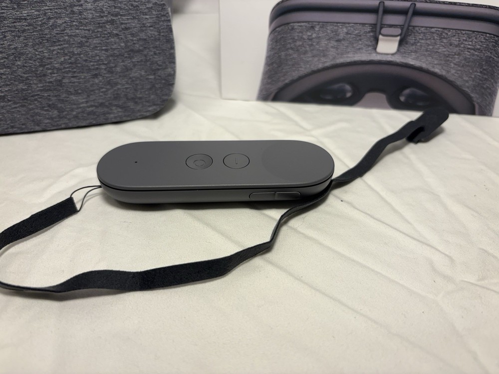 Google Daydream View VR Headset - Charcoal Gray