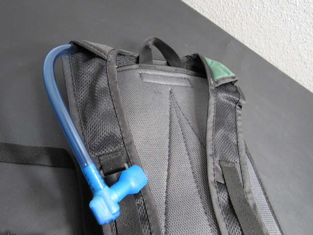 CamelBak Classic Hydration Pack 70oz 2Liter w/ External Pocket/Reflective NEW