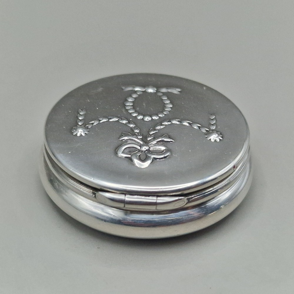 Superb Solid Silver Snuff/Pill Box by Carr's of Sheffield Ltd Sheffield 1994