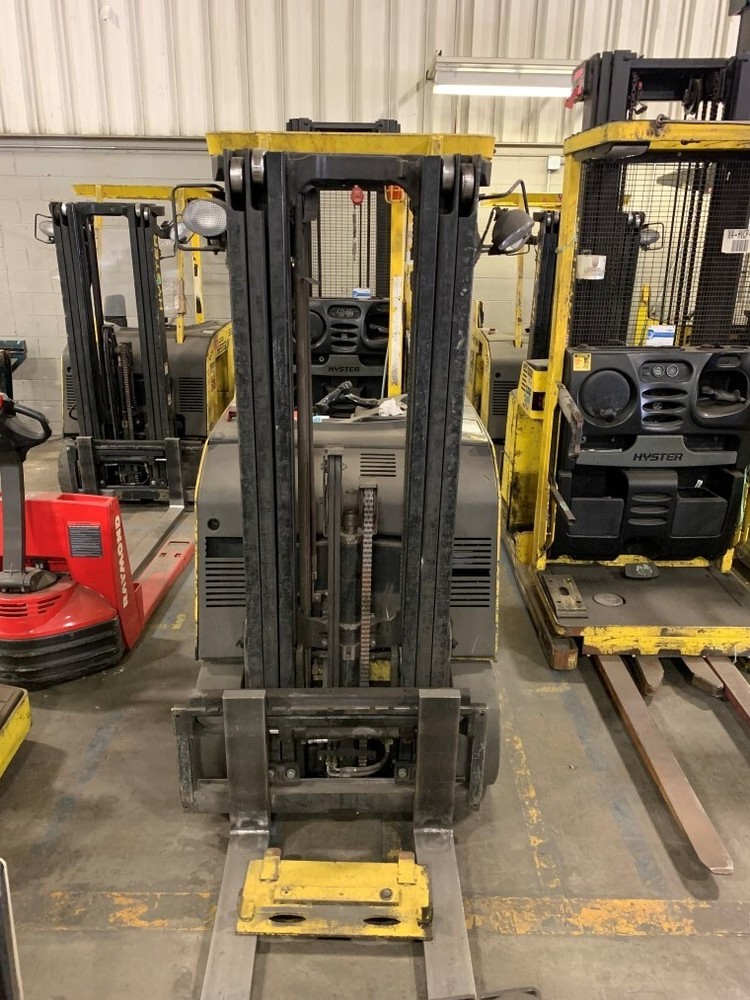 2004 HYSTER E40HSD STAND-UP DOCKER 3 WHEEL FORKLIFT, 36V