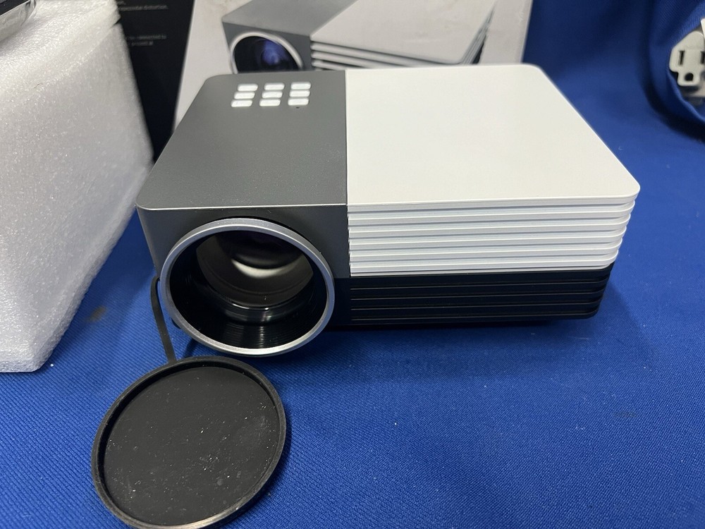 LED High-Resolution Mini Projector TFT LCD 1080 Pixels HD Multimedia