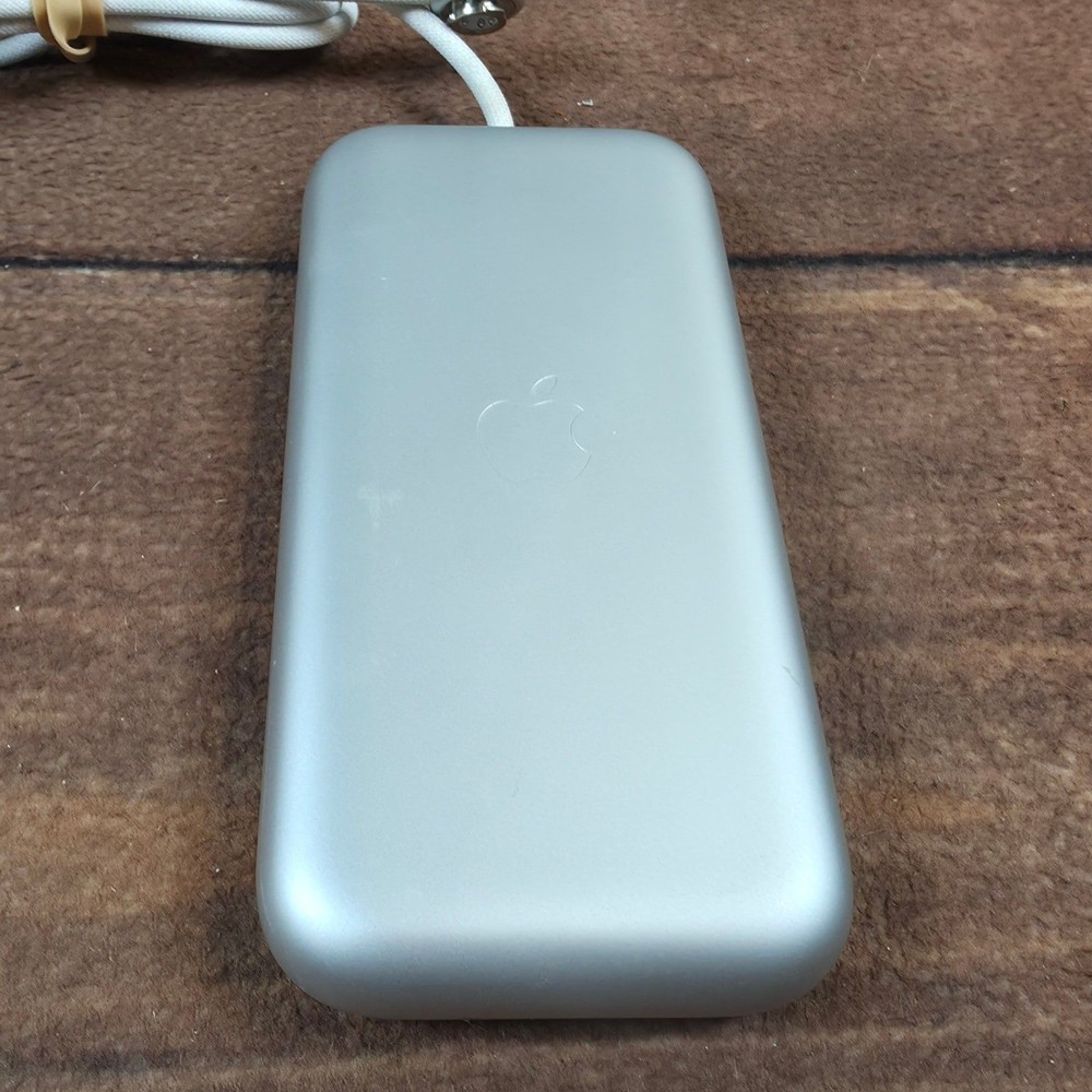 Apple Battery Pack Vision Pro OS Silver Excellent A2781 with Belkin Case