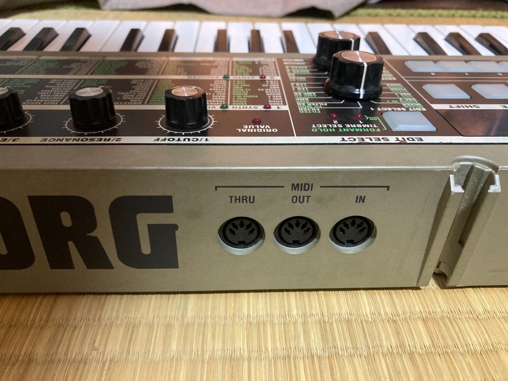 Korg MicroKorg Synthesizer Vocoder Analog Modeling 37-Key Keyboard