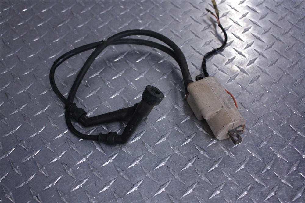 77 SUZUKI GS 750 IGNITION COIL PLUG BOOTS #2 GS750