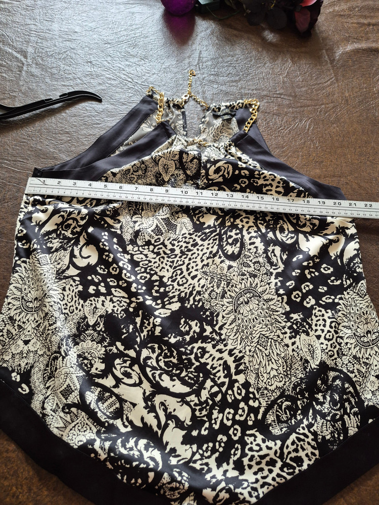 Thalia Sodi b&w top, sz L, chain at neck,polyester
