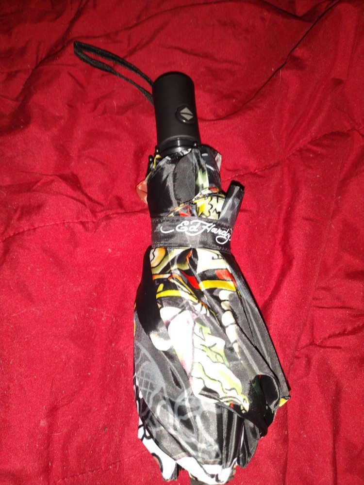 ED HARDY COMPACT UMBRELLA LOVE KILL AUTO OPEN & CLOSE RUBBERIZED HANDLE NWT