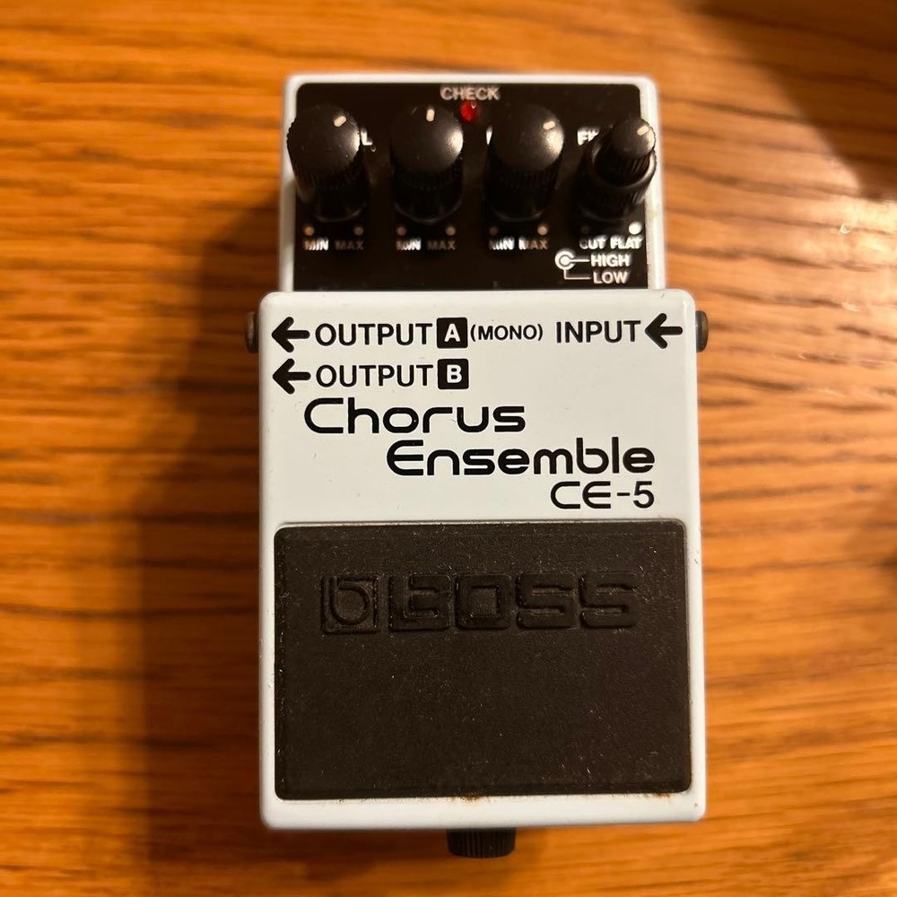 BOSS Chorus Ensemble CE-5 (label pink)