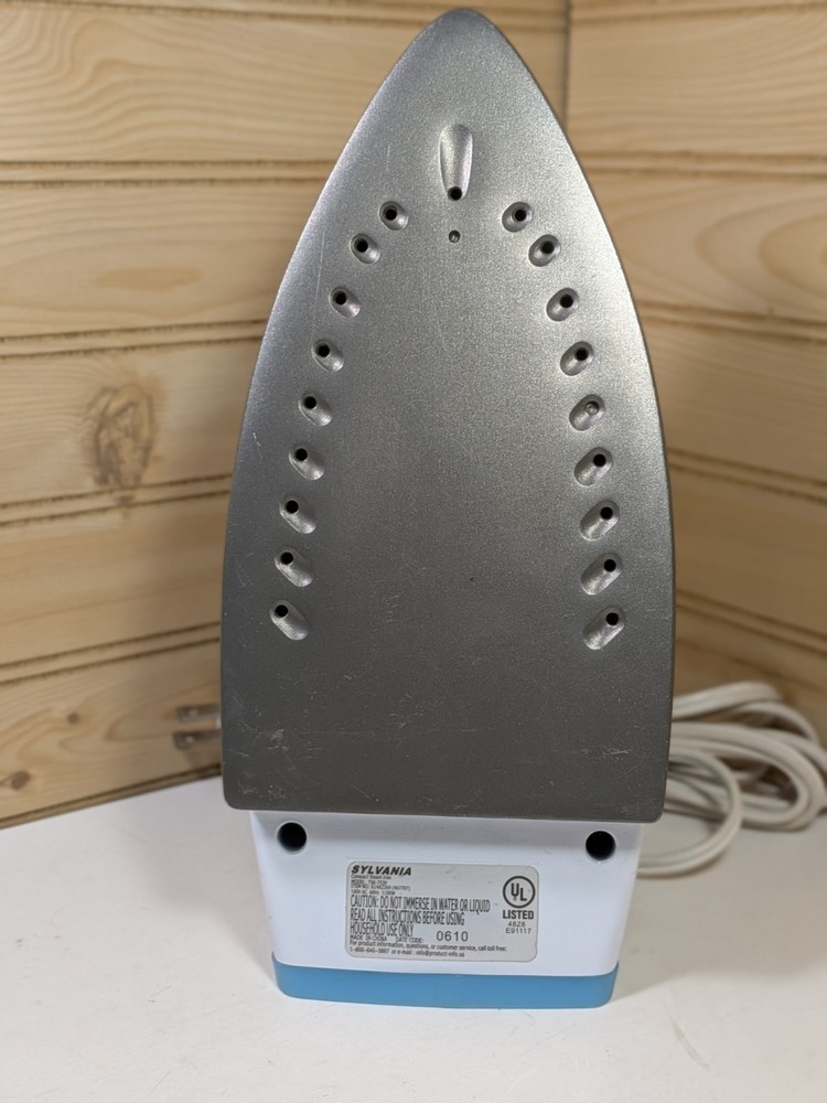 Sylvania Compact Steam Iron TK-7539 White/Blue. Tested