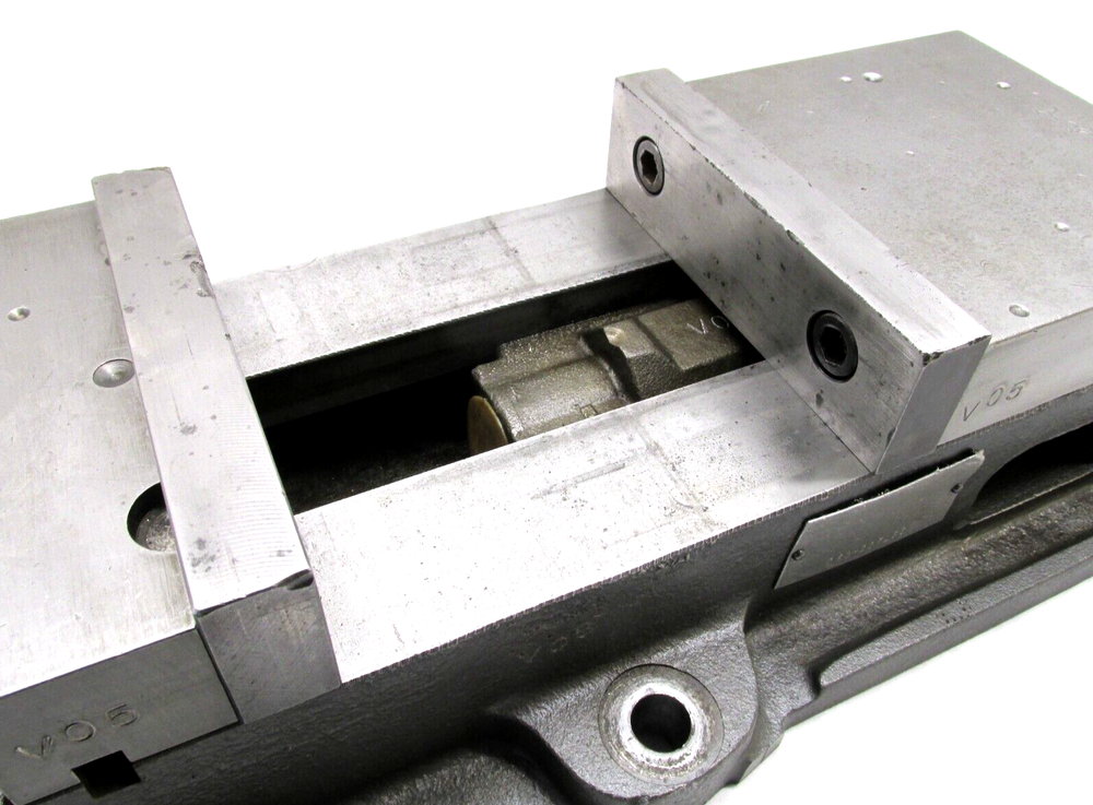 KURT ANGLOCK 6" MILLING MACHINE VISE w/ JAWS - #D60
