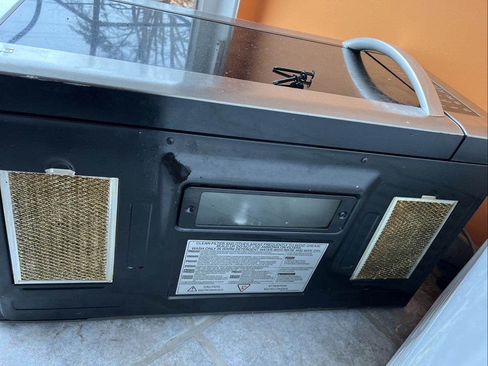 Overheard Microwave with Ventilation and Air Circulation