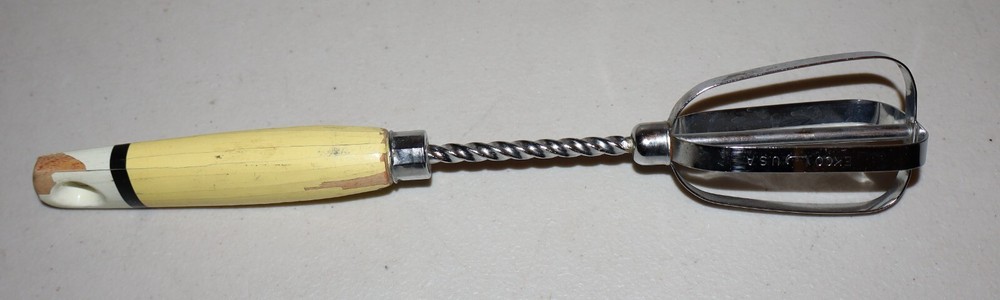 Vintage-Yellow Handheld Push Down Kitchen Mixer Wooden Handle