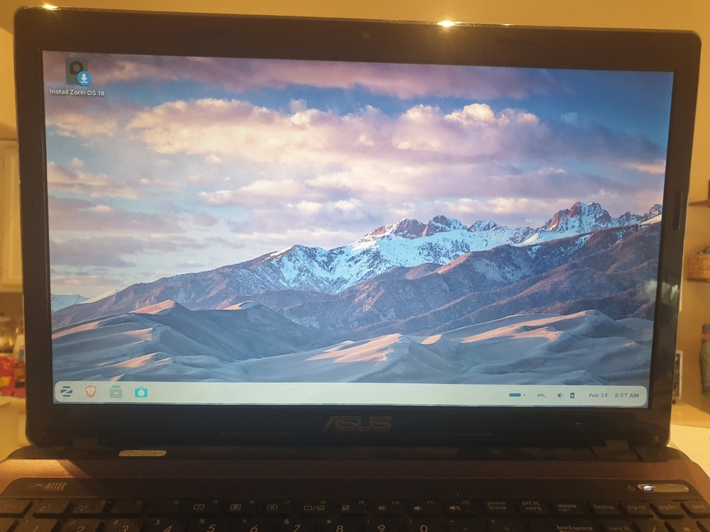 Linux Zorin OS 18 Core, 64-bit, Bootable Live and Install USB Flash Drive