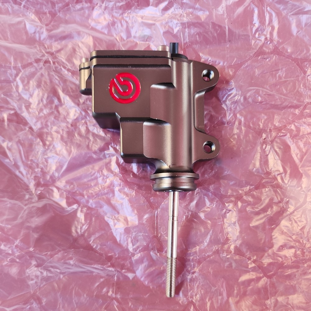 UNIVERSAL BREMBO RACING CNC REAR MASTER CYLINDER CNC PS13 WITH RECTANGULAR TANK