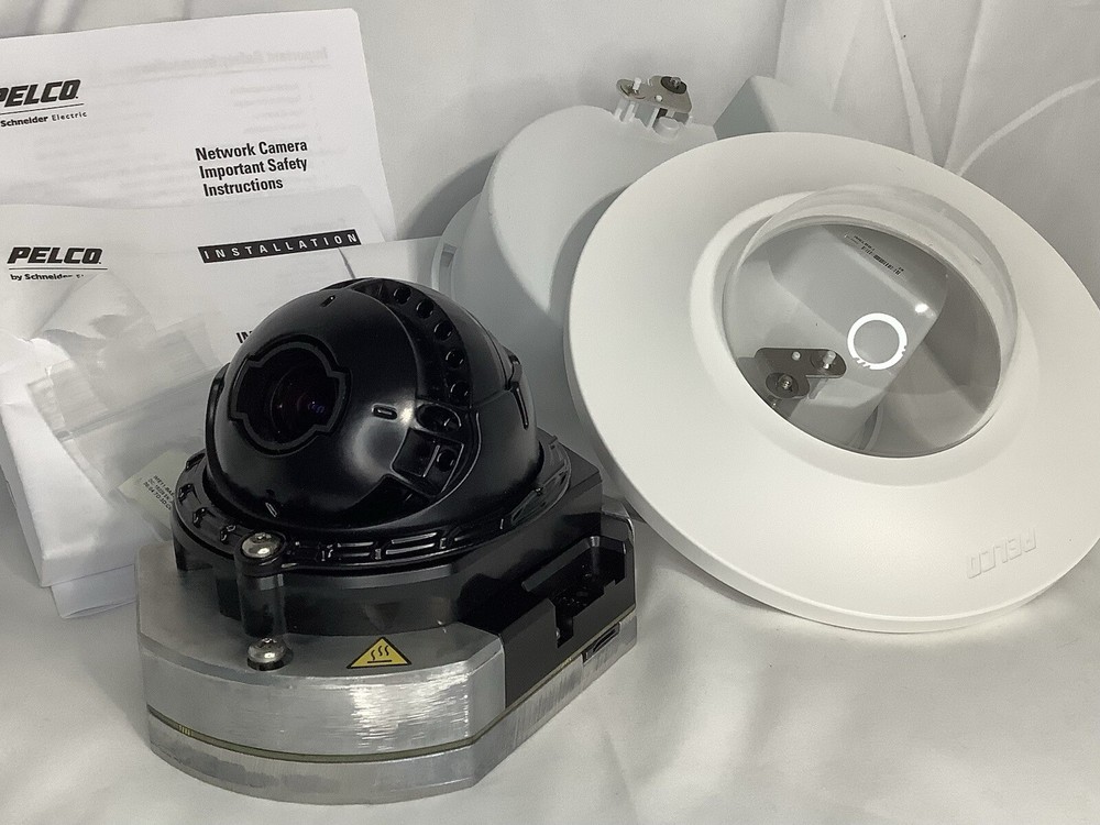 Pelco SARIX IME31 ENVIORMENTAL MINI DOME NETWORK CAMERA with Base