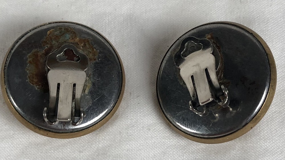 70s 3D Engraved Eagle Clip On Earrings 1” Round Stud Gold Toned