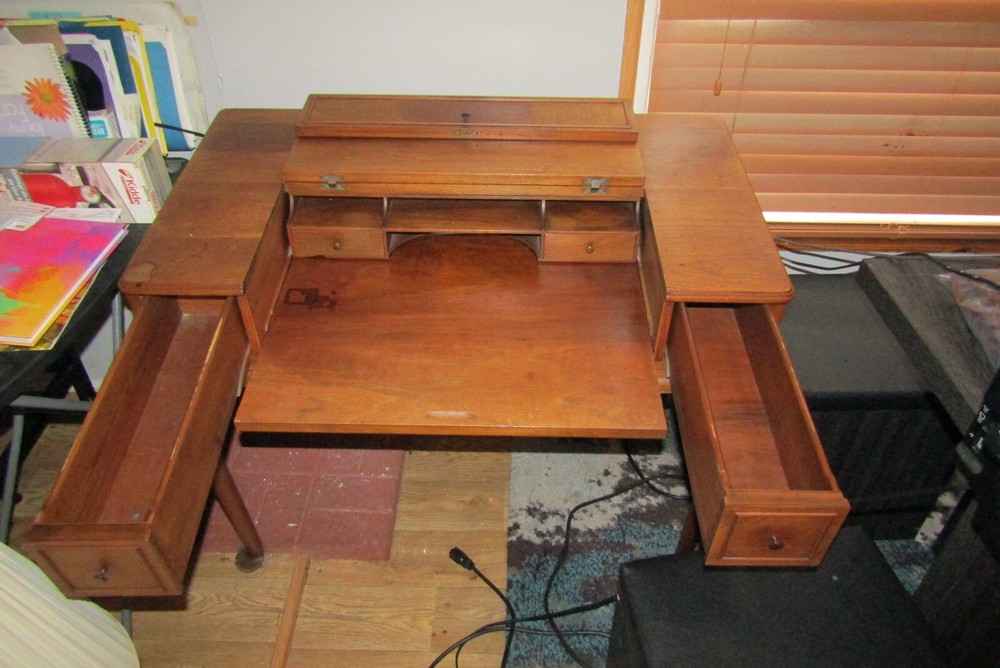 vintage desktop And chair