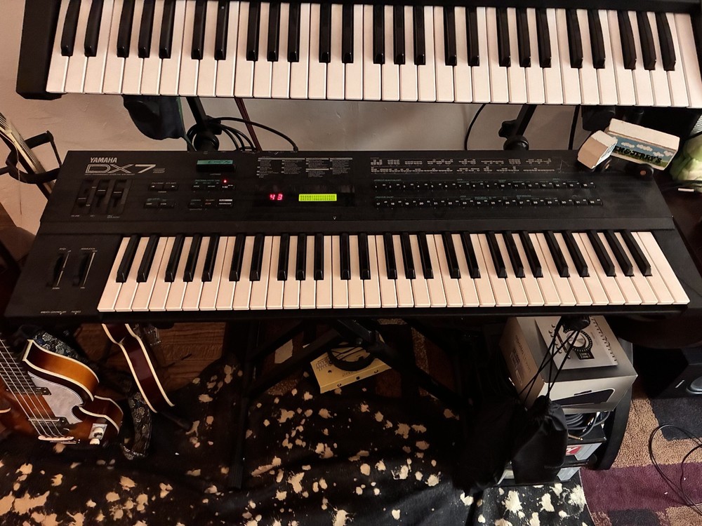 YAMAHA DX7s synthesizer keyboard