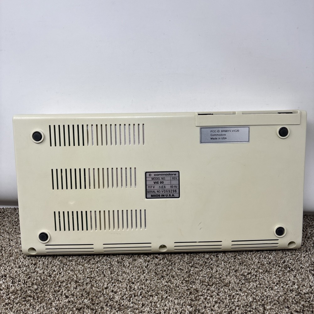 Commodore Vic-20 Computer - w/ PET Keys - Works Great No Cables