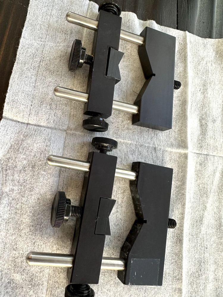 Two 2 Optical Bar Len V-shape mounts