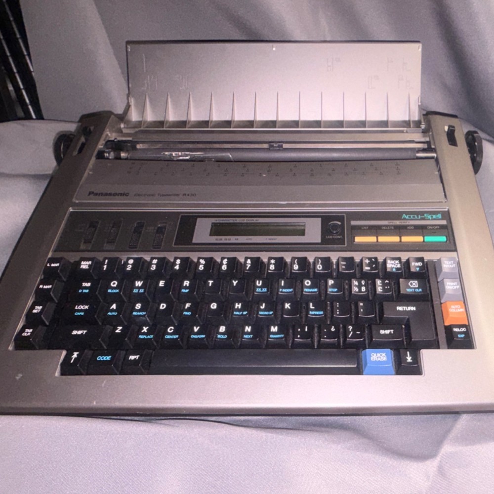 Panasonic Electronic Typewriter Model KX-R430 with Accu-Spell