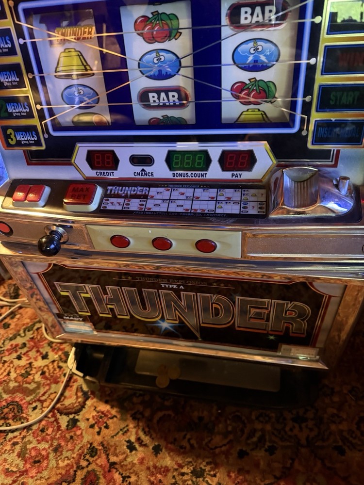THUNDER slot machine, skill stop style with tokens Works Great!!