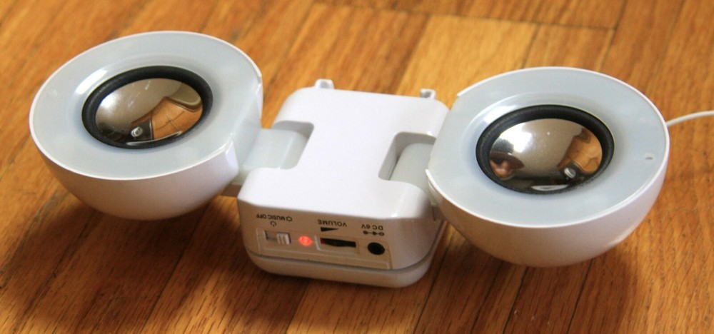 Portable wired speaker white ball folding blinking multicolored lights