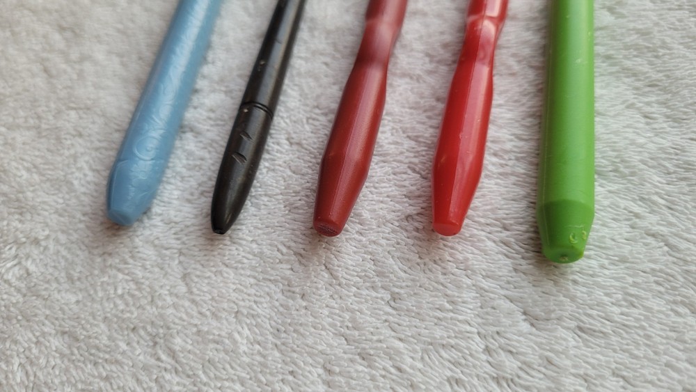 Preowned Set of 5 Latch Hooks