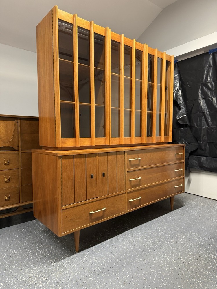 Mid Century Modern Sideboard and Hutch (c. 1960s)