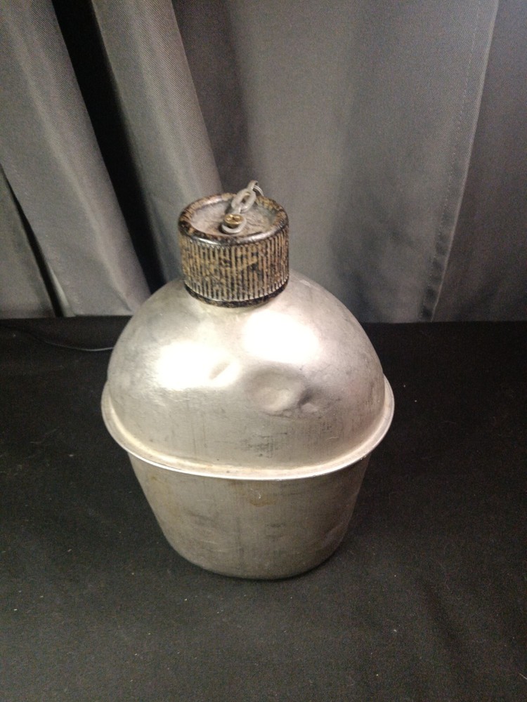 US WW2 S.M. Co. 1944 Canteen W/ Connected Chain