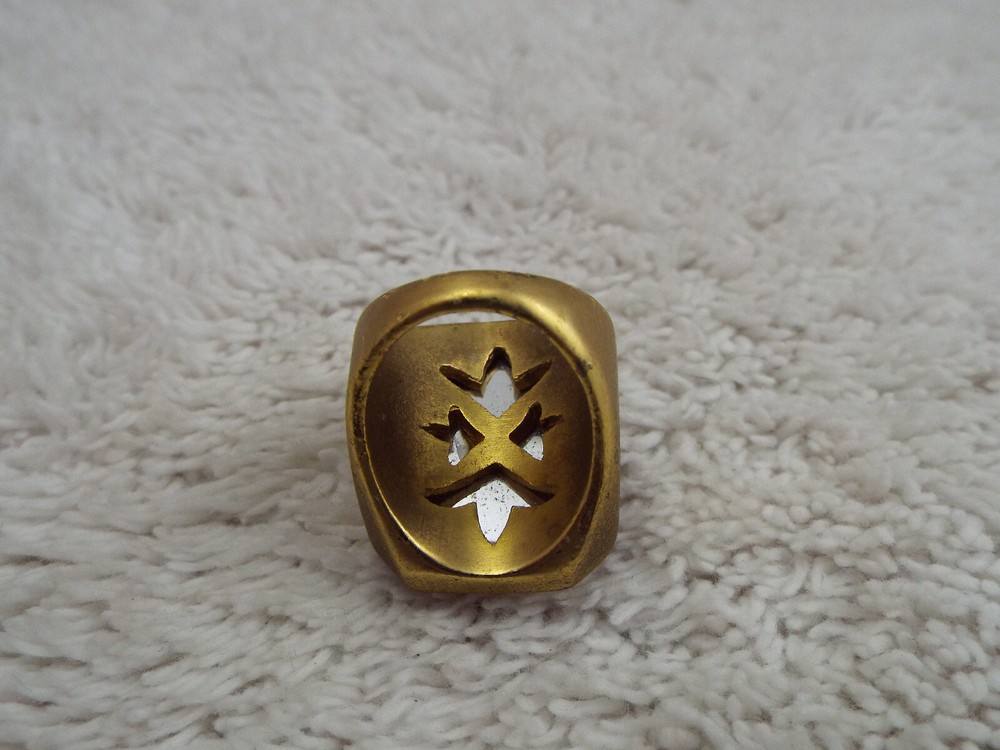 Goldtone Red Glass Ring ~ Size 6.5 (B32)