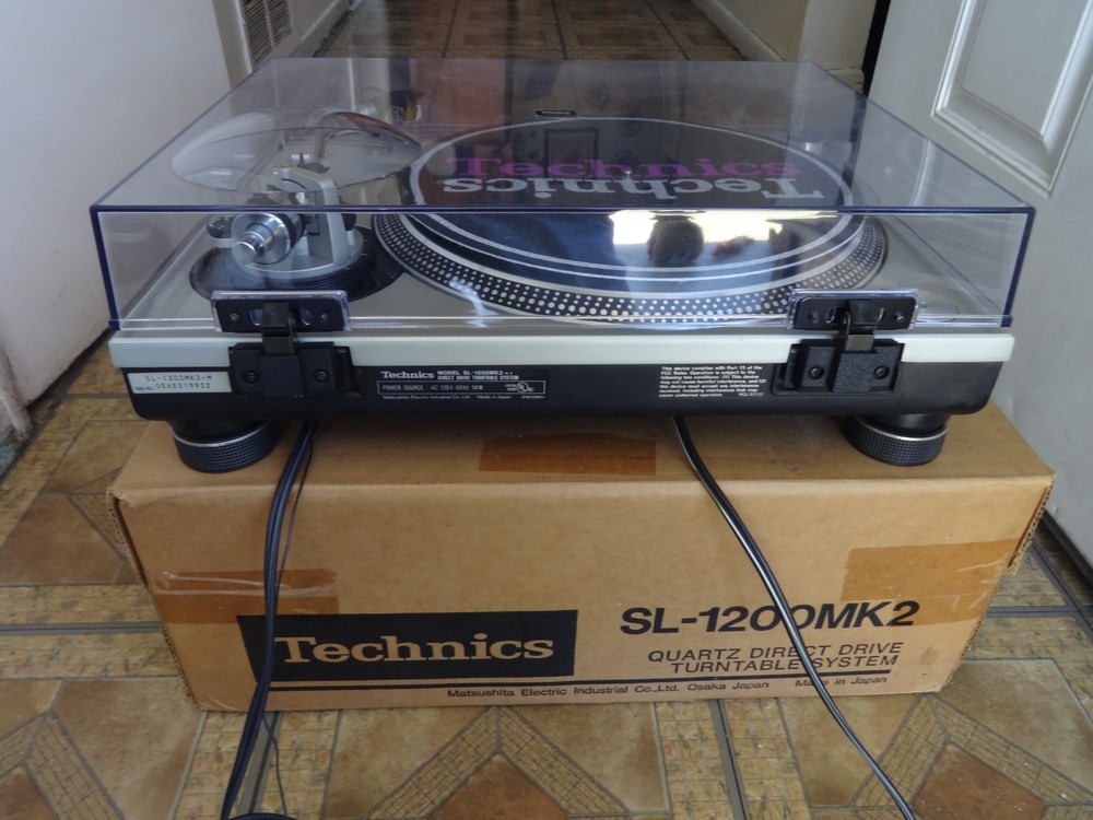 TECHNICS SL-1200MK2 PROFESSIONAL DIRECT DRIVE TURNTABLE
