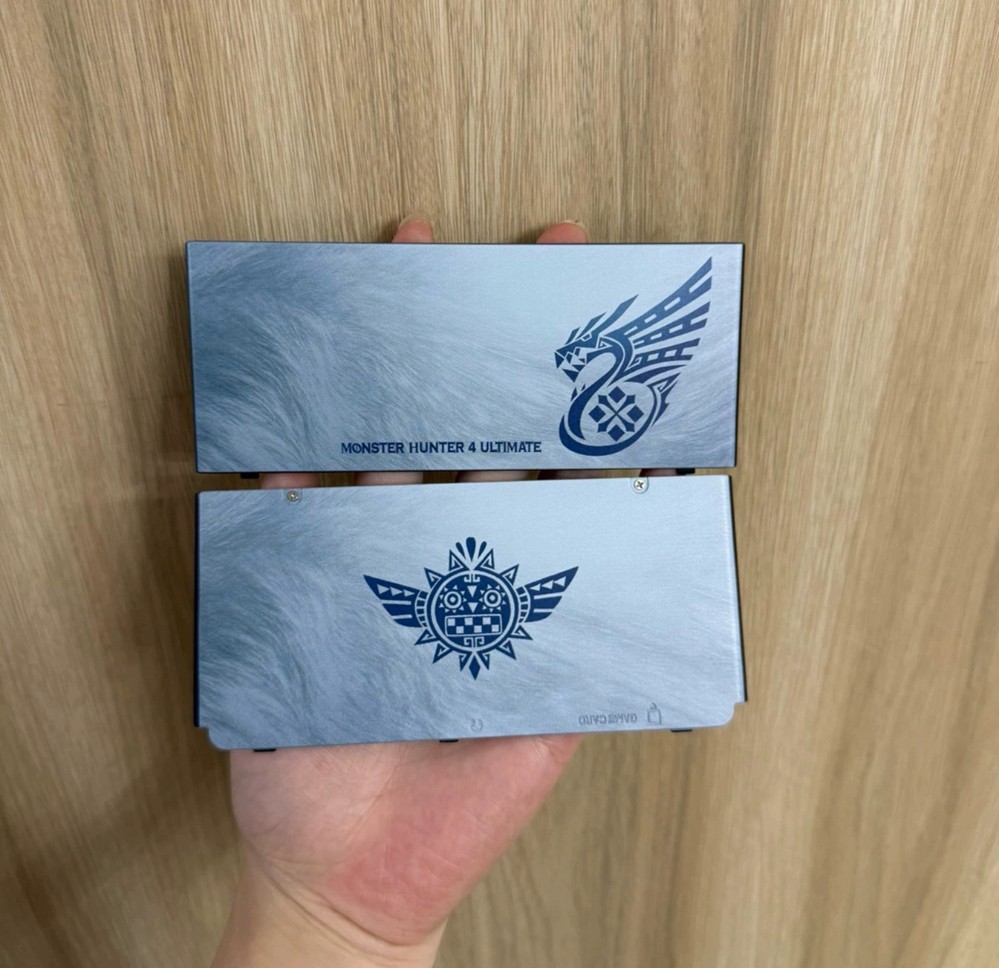 Monster Hunter 4 Ultimate Replacement Shell -Themed Emblems for Nintendo New 3DS