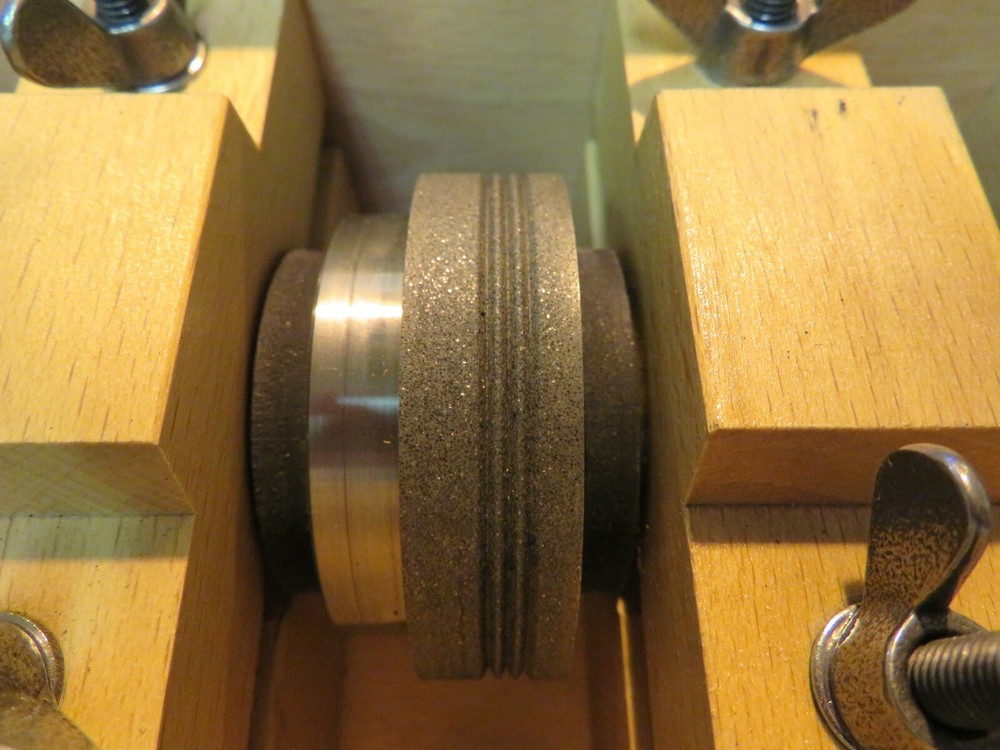 WINTER DIAMOND CRUSH ROLL FOR A DRESSER