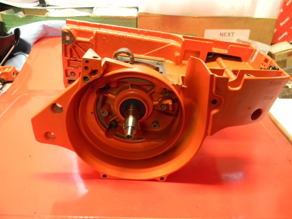 DOLMAR 122 CHAINSAW CRANK AND CASE ---------- BOX1027A