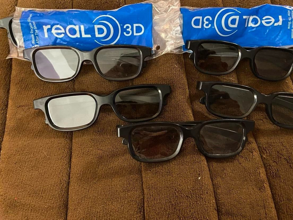 REAL D 3D GLASSES 7 PAIR GENTLY USED