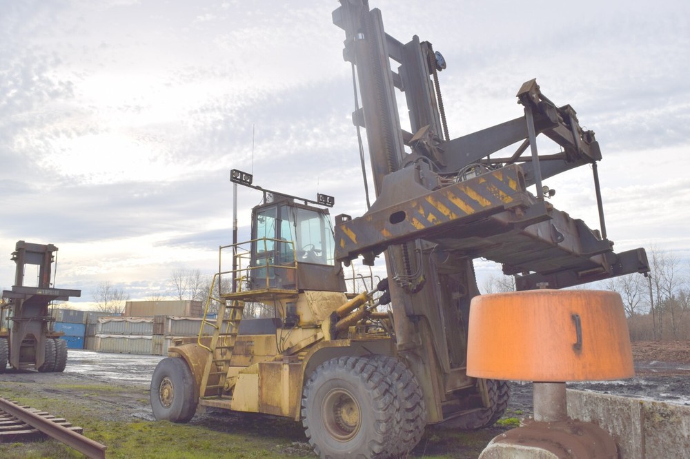 Hyster H 1050 E forklift with, container handler Attachment, Cummins M-11,