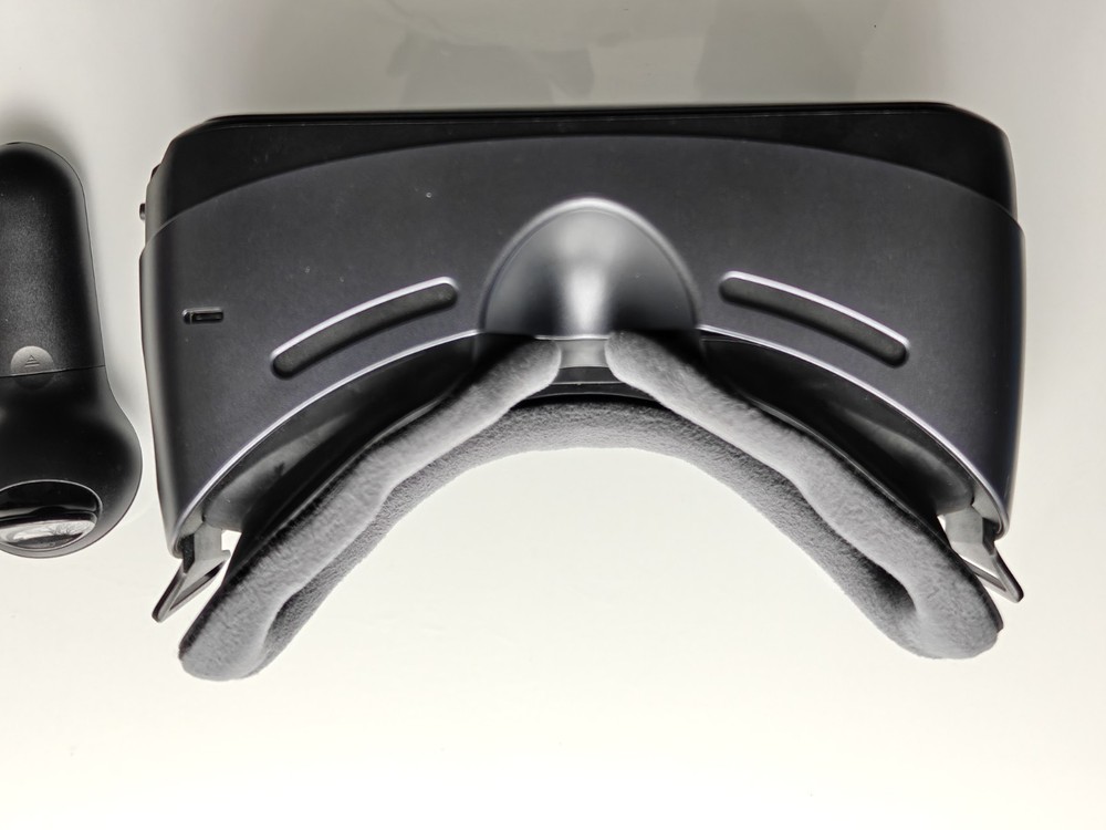 Samsung Gear VR with Controller Black Smartphone VR Headset Immersive 360°