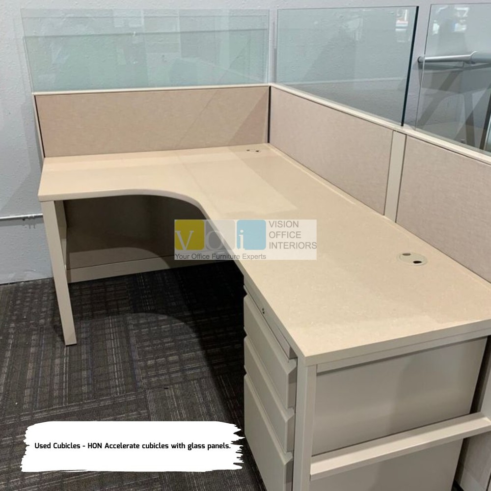 HON Accelerate cubicles with glass panels.