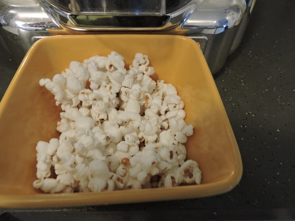 Pop -O-Matic jukebox popcorn maker with instruction manual