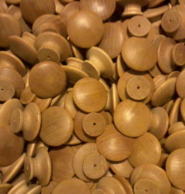 500 1-1/2 inch ROUND VARNISHED BIRCH KNOBS Pulls Cabinet Handles Paintable