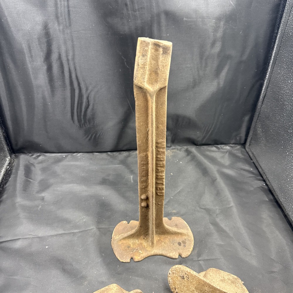 VINTAGE CAST IRON COBBLER SHOE FROM WARRANTED