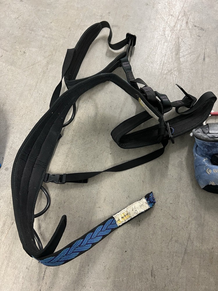 REI Climbing Harness Size M, ? No Tag