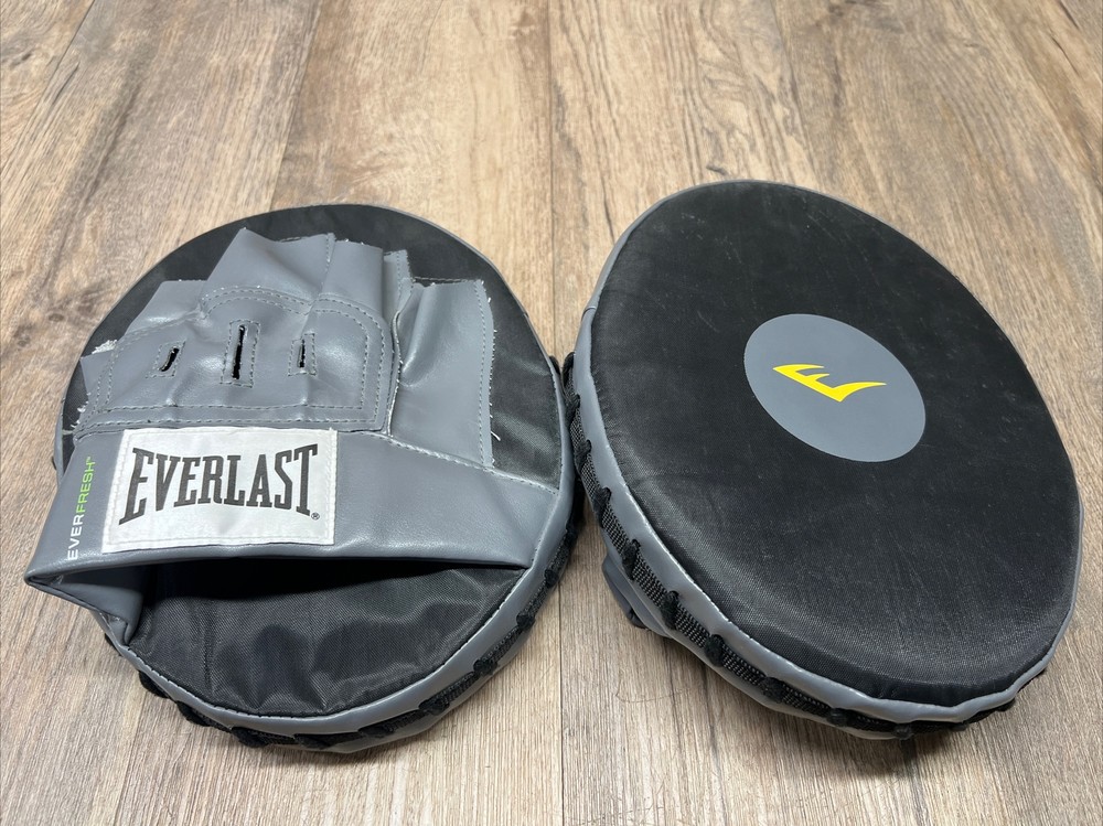 Everlast Everfresh Focus/Punch Mitts for Boxing - Gray & Black - Lightly Used