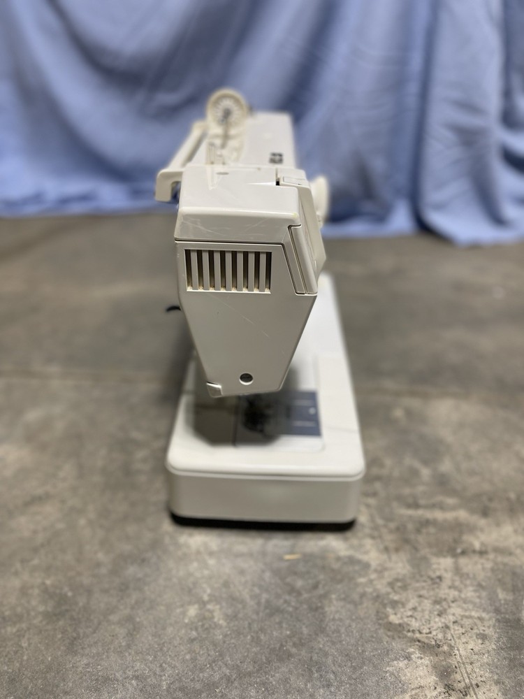 Singer Sewing Machine Model 9034 White Solid State Needle Threader Works