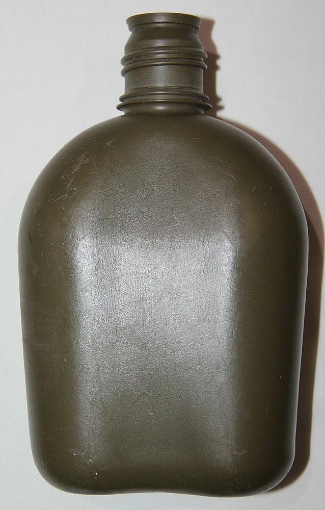 ORIGINAL MILITARY ONE QUART PLASTIC CANTEEN, 1980 DATED