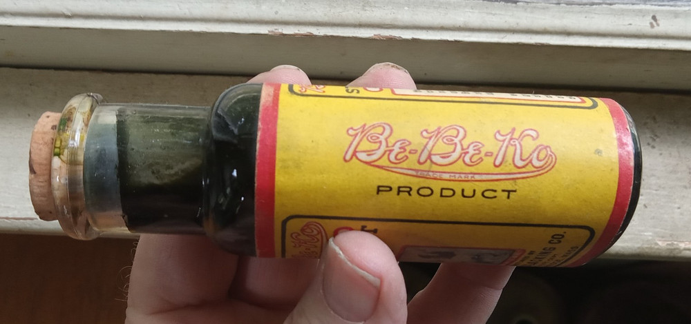 BE-BE-KO EVERGREEN STRAW HAT DYE BOSTON BLACKING CO E.CAMBRIDGE LABELED BOTTLE