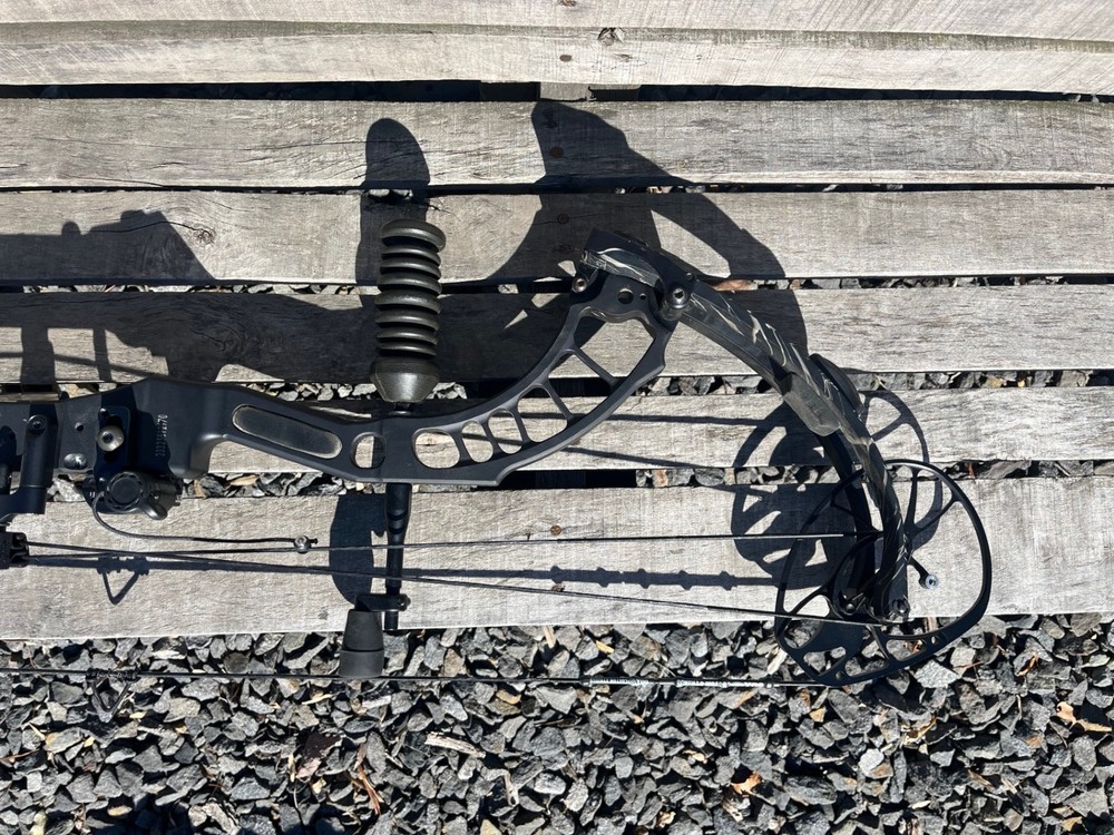 pse full throttle 70lb/29in draw compound bow with extras