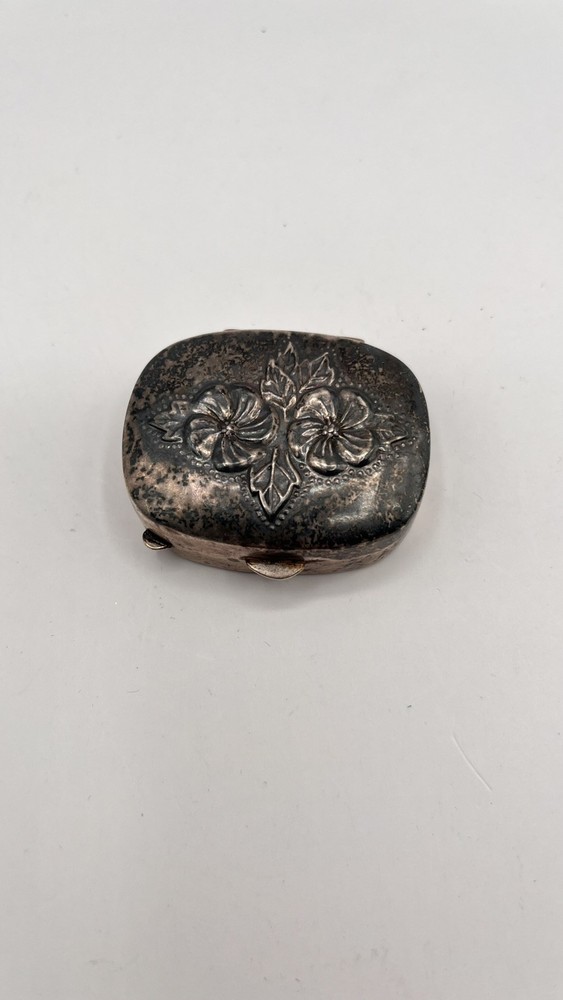VINTAGE MERVYN'S STERLING SILVER FLORAL REPOUSSE HINGED PILL BOX